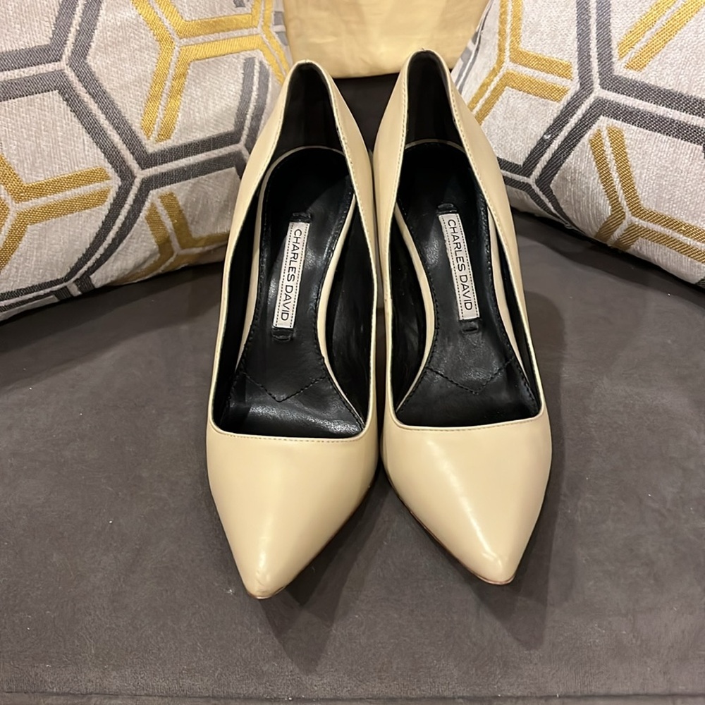 Charles David classic pump - 7.5 all leather upper and all leather sole. Lt Tan - Picture 4 of 7